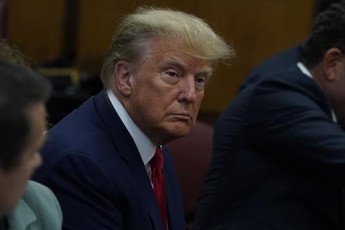 NBC сообщает, что Трампу предъявлены обвинения в сговоре с целью обмана США и оказании влияния на свидетелей